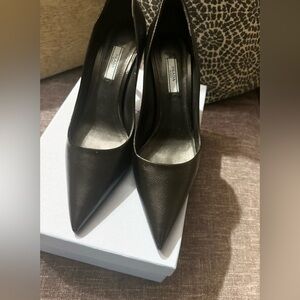 Prada Patent Saffiano leather pumps like new only wore twice.